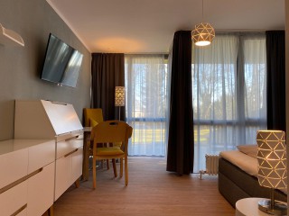 Foto: Gästezimmer im Seniorenheim Jößnitz - das Schlafzimmer mit Gartenblick aus unseren bodentiefen Fernstern heraus