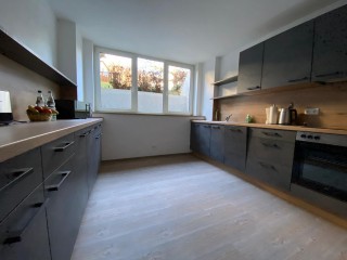 Foto: Gästezimmer im Seniorenheim Jößnitz - unsere moderne Küche mit einer voll funktionstüchtigen Einbauküche
