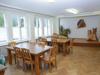 Foto: Internat Morgenröthe-Rautenkranz von innen - Aufenthaltsraum mit Tischen und Stühlen