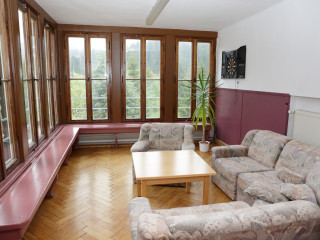 Foto: Internat Morgenröthe-Rautenkranz von innen - Aufenthaltsraum mit großem Sofa und Sessel