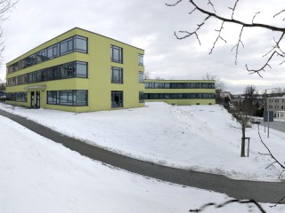 Foto: Internat Reichenbach, Außenansicht vom Gebäude im Winter bei Schnee