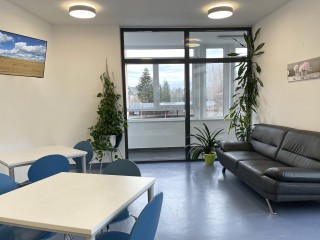 Foto: Internat Reichenbach, 2. Etage, Aufenthaltsraum mit blauen Sitzgruppen, Couch und Gemeinschaftsfernseher