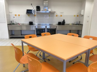 Foto: Internat Reichenbach, Aufenthaltsraum mit Sitzgruppe und Blick in die Küche