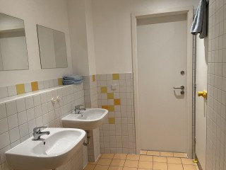 Foto: Internat Reichenbach, Beispiel eines Gemeinschaftsbades mit zwei Waschbecken