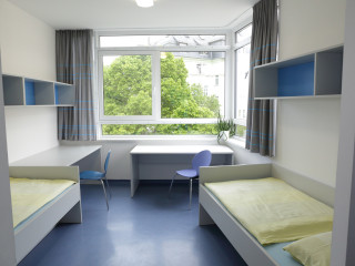 Foto: Internat Reichenbach von innen - ein Doppelzimmer mit zwei Betten, Schreibtischen und Regalen