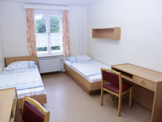 Foto: Internat Morgenröthe-Rautenkranz von innen - Doppelzimmer mit zwei Betten und Schreibtischen