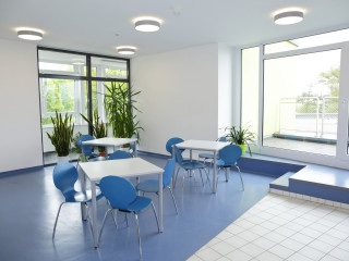 Foto: Internat Reichenbach - Aufenthaltsraum mit Tischen und Stühlen